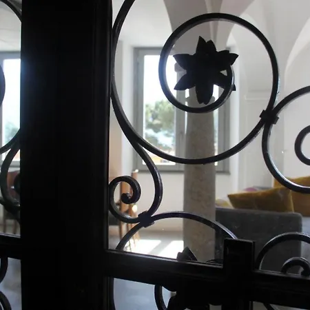 Due Colonne - By Lovecomo * מנאג'יו