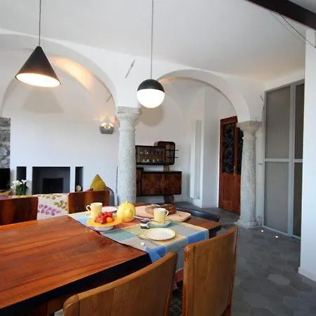 בית נופש Due Colonne - By Lovecomo מנאג'יו